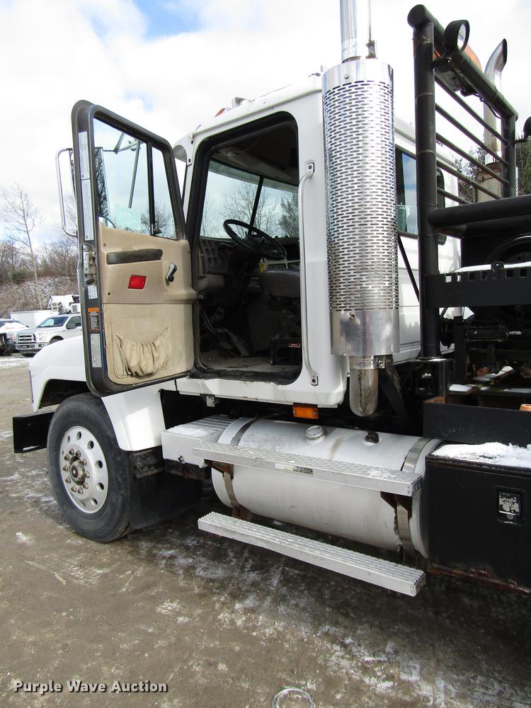 image for item DB6962 2001 Mack CH613 semi truck