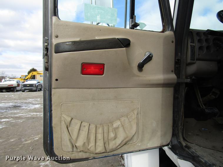 image for item DB6962 2001 Mack CH613 semi truck