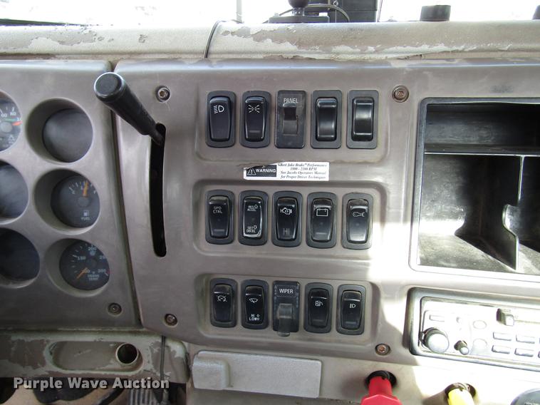 image for item DB6962 2001 Mack CH613 semi truck