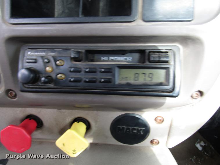 image for item DB6962 2001 Mack CH613 semi truck