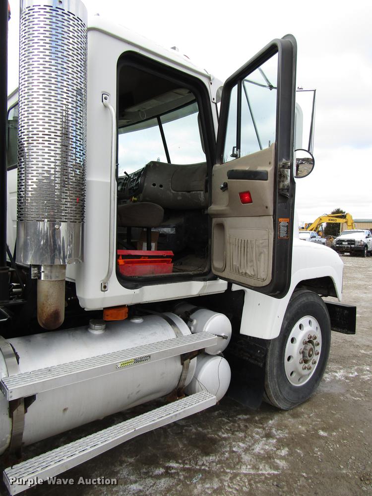 image for item DB6962 2001 Mack CH613 semi truck