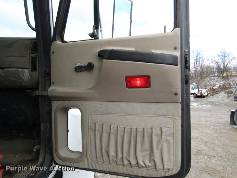 image for item DB6962 2001 Mack CH613 semi truck