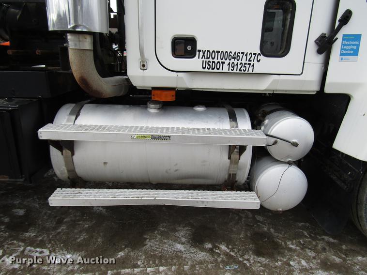 image for item DB6962 2001 Mack CH613 semi truck