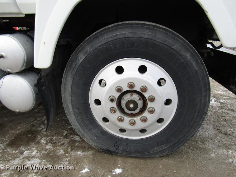 image for item DB6962 2001 Mack CH613 semi truck