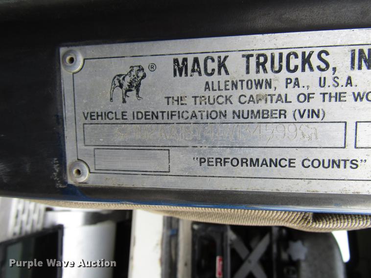 image for item DB6962 2001 Mack CH613 semi truck