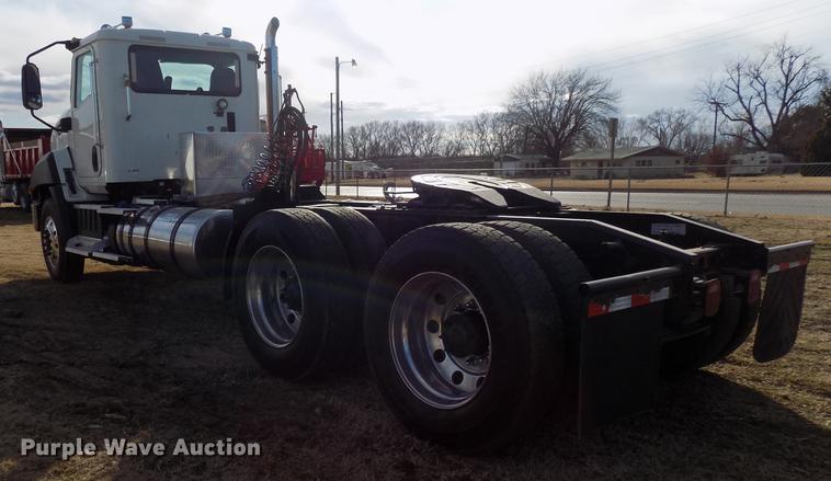 image for item DD3607 2015 Caterpillar CT660S semi truck