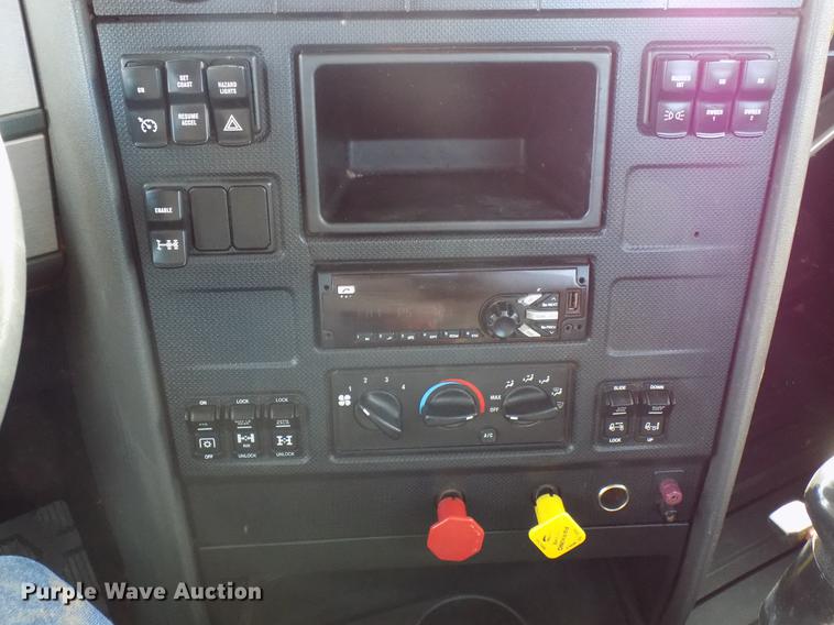 image for item DD3607 2015 Caterpillar CT660S semi truck