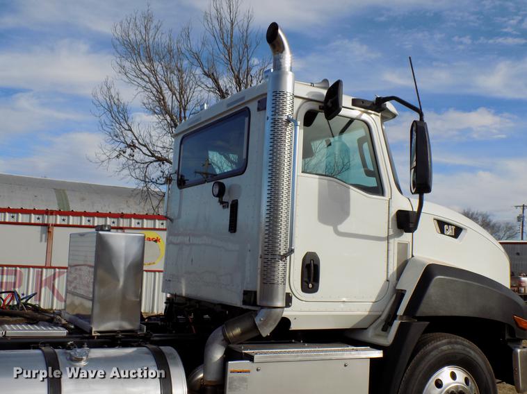 image for item DD3607 2015 Caterpillar CT660S semi truck