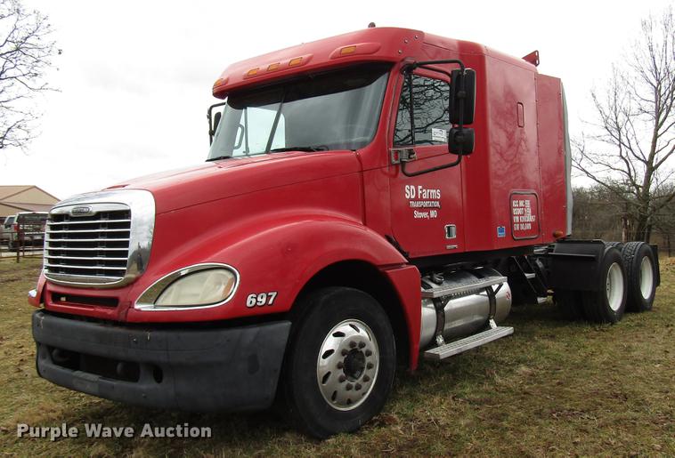 image for item DD4430 2005 Freightliner Columbia semi truck