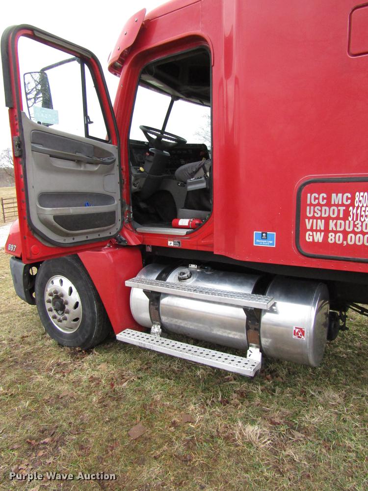 image for item DD4430 2005 Freightliner Columbia semi truck