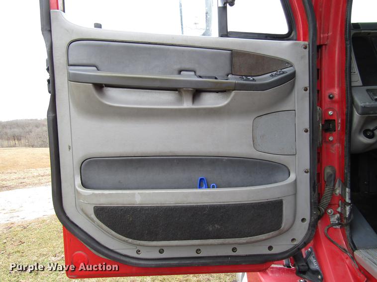 image for item DD4430 2005 Freightliner Columbia semi truck