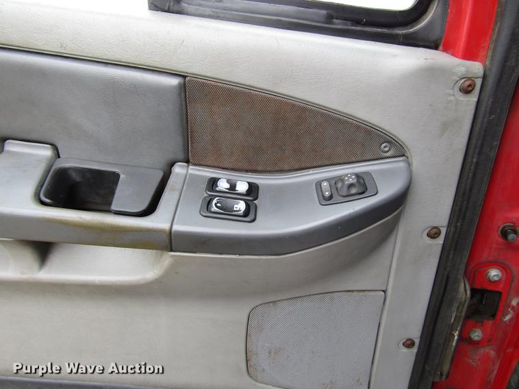 image for item DD4430 2005 Freightliner Columbia semi truck