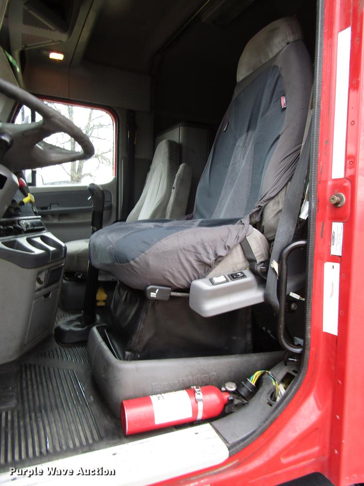 image for item DD4430 2005 Freightliner Columbia semi truck