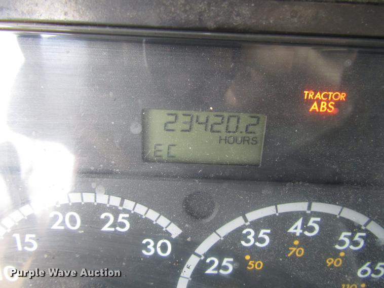 image for item DD4430 2005 Freightliner Columbia semi truck