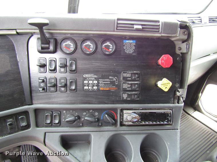 image for item DD4430 2005 Freightliner Columbia semi truck