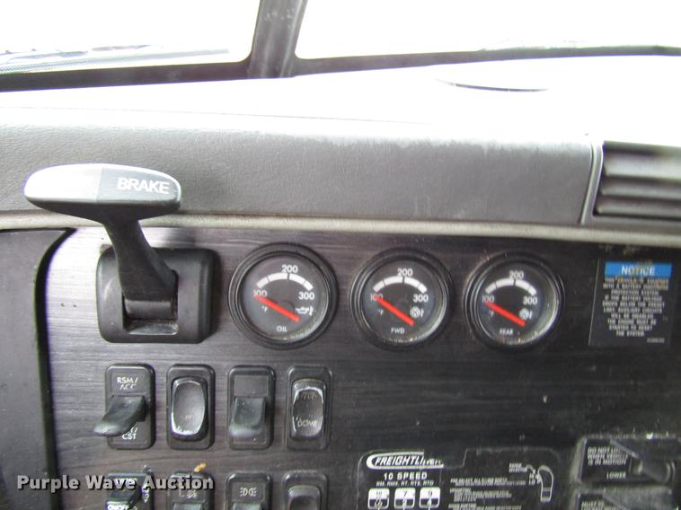 image for item DD4430 2005 Freightliner Columbia semi truck