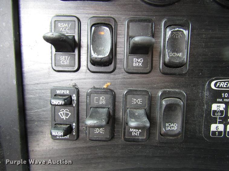 image for item DD4430 2005 Freightliner Columbia semi truck