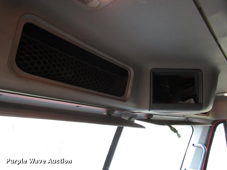 image for item DD4430 2005 Freightliner Columbia semi truck