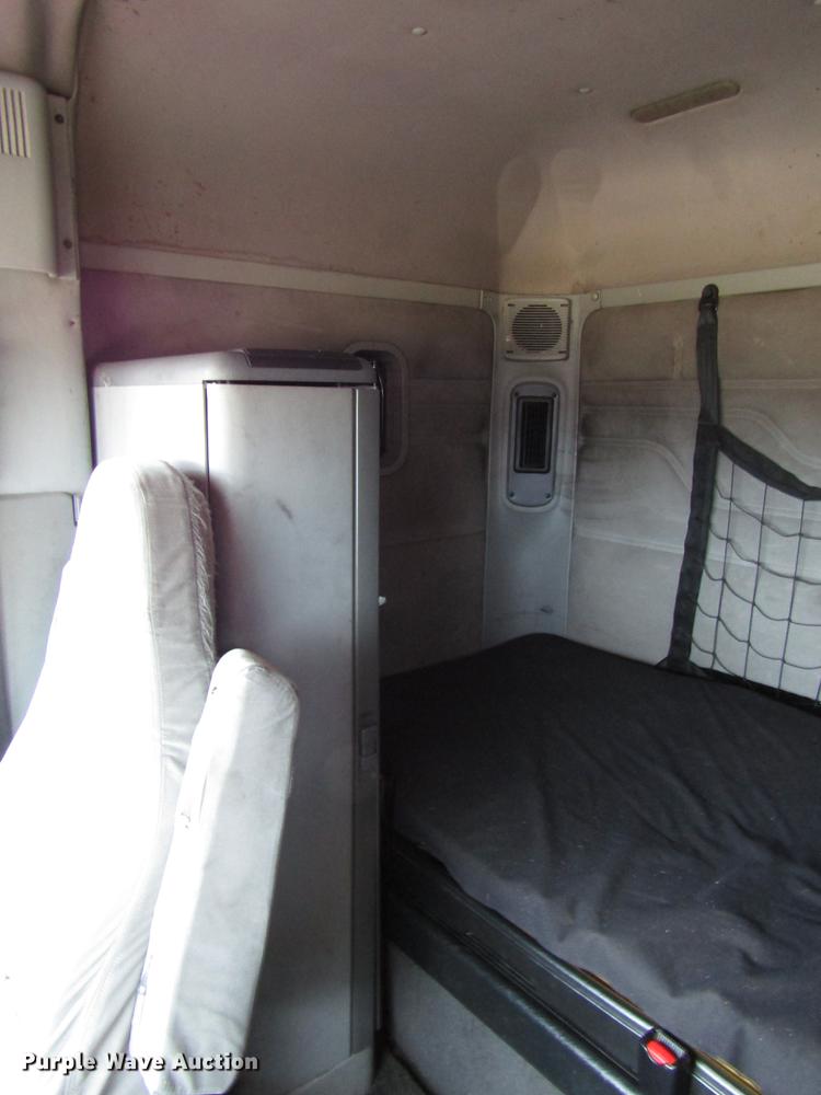 image for item DD4430 2005 Freightliner Columbia semi truck