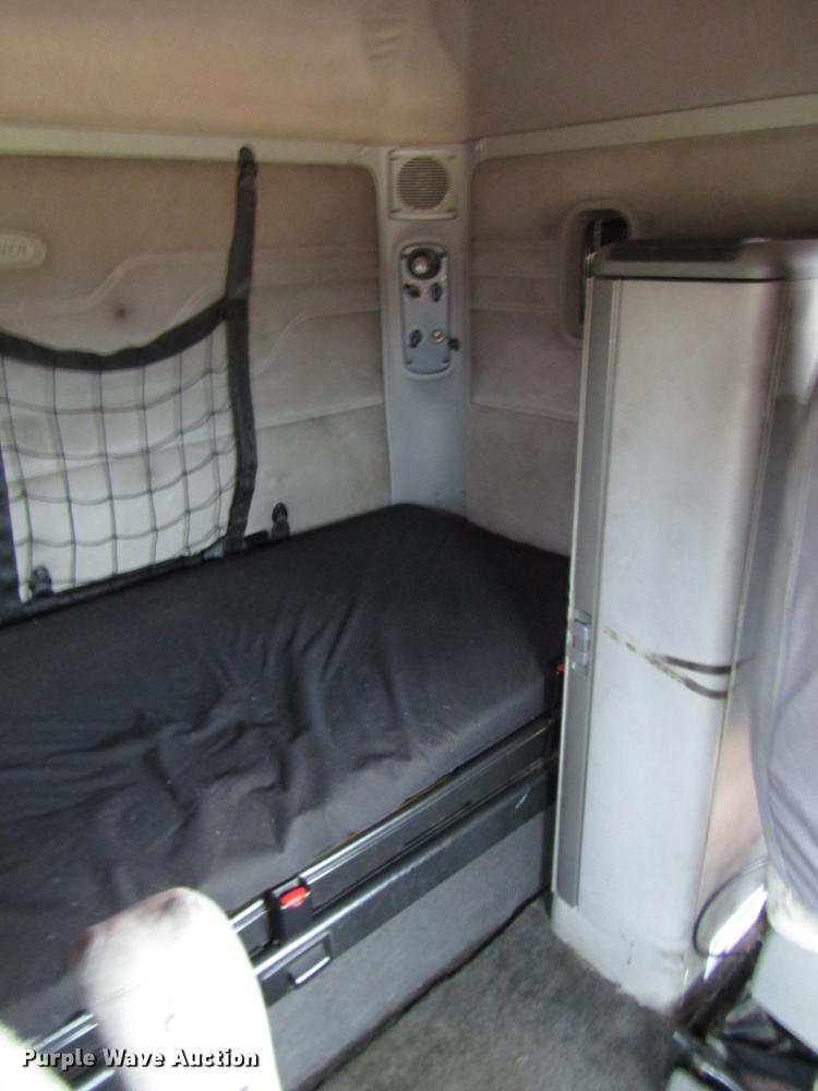 image for item DD4430 2005 Freightliner Columbia semi truck