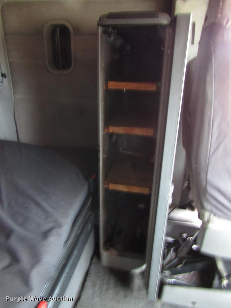 image for item DD4430 2005 Freightliner Columbia semi truck