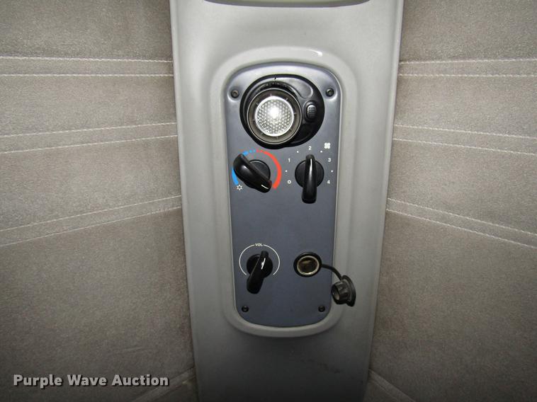 image for item DD4430 2005 Freightliner Columbia semi truck