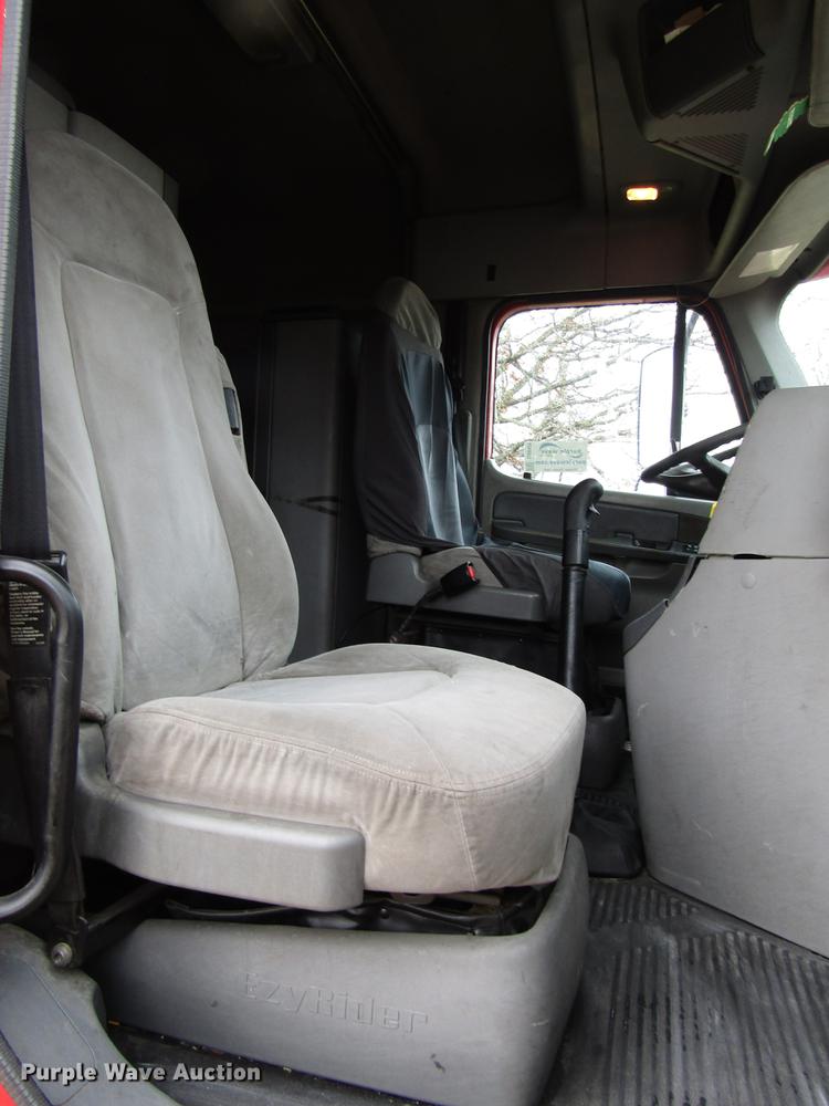 image for item DD4430 2005 Freightliner Columbia semi truck