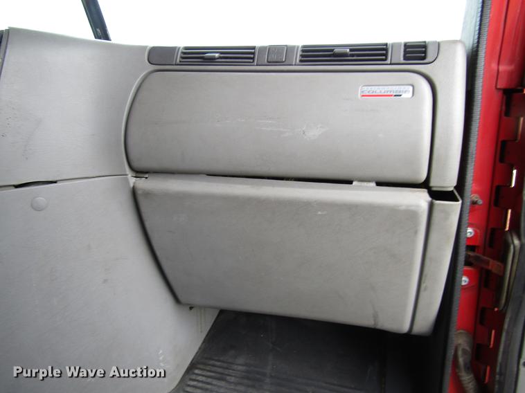 image for item DD4430 2005 Freightliner Columbia semi truck