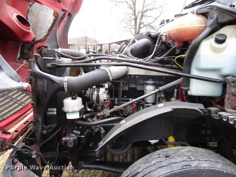 image for item DD4430 2005 Freightliner Columbia semi truck