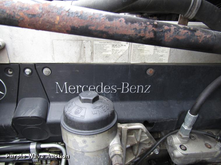 image for item DD4430 2005 Freightliner Columbia semi truck