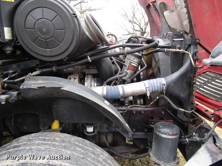 image for item DD4430 2005 Freightliner Columbia semi truck