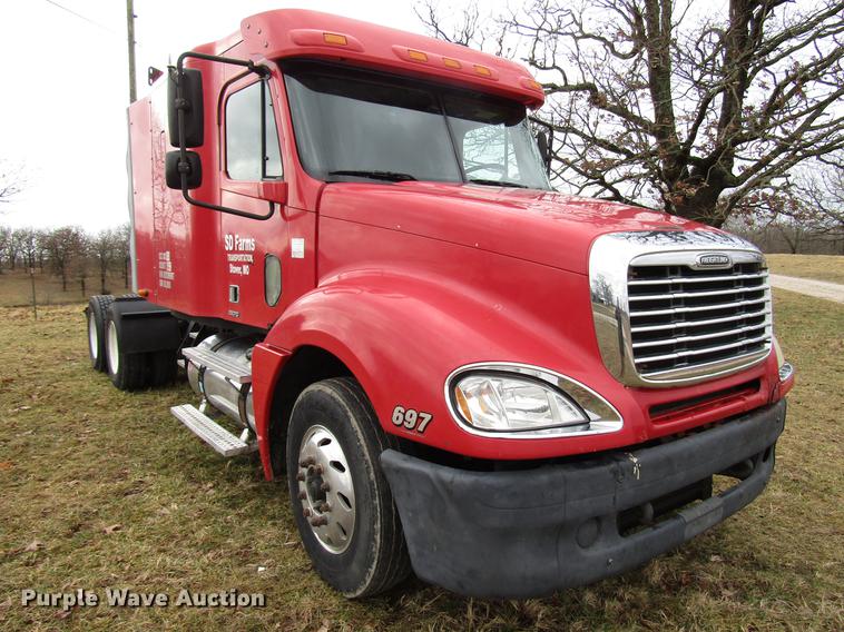 image for item DD4430 2005 Freightliner Columbia semi truck
