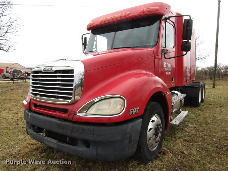 image for item DD4430 2005 Freightliner Columbia semi truck