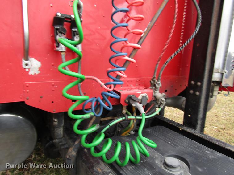 image for item DD4430 2005 Freightliner Columbia semi truck