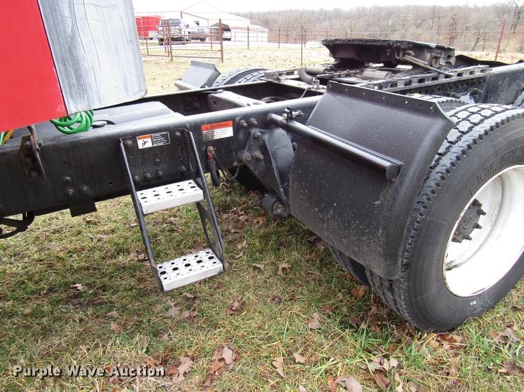 image for item DD4430 2005 Freightliner Columbia semi truck