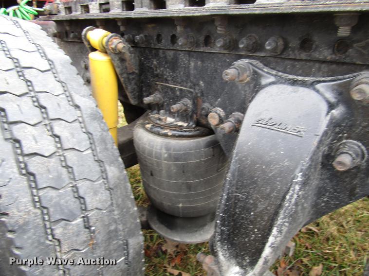 image for item DD4430 2005 Freightliner Columbia semi truck