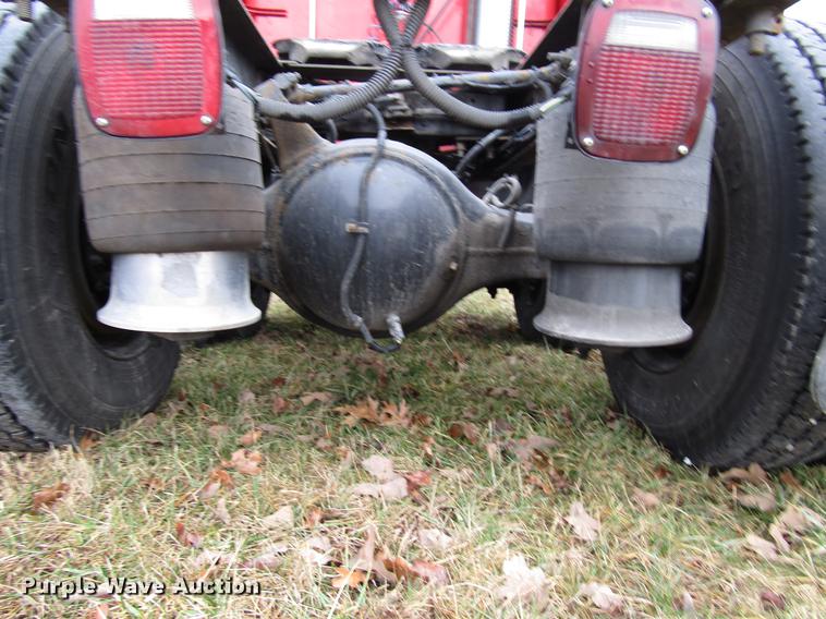 image for item DD4430 2005 Freightliner Columbia semi truck