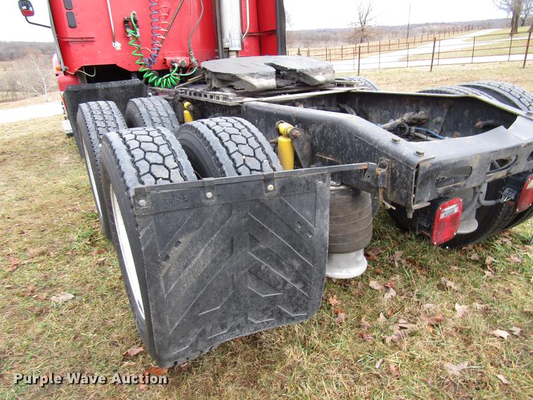 image for item DD4430 2005 Freightliner Columbia semi truck