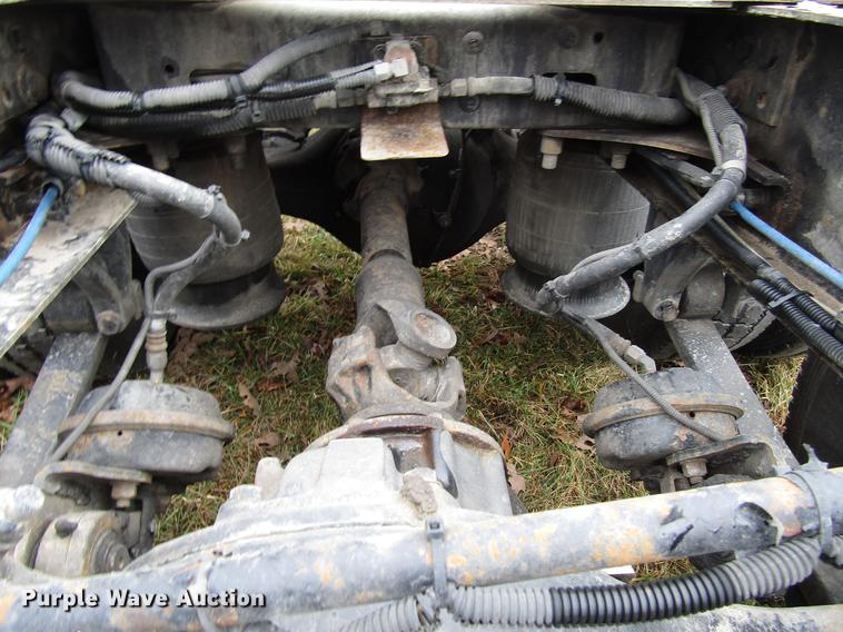 image for item DD4430 2005 Freightliner Columbia semi truck