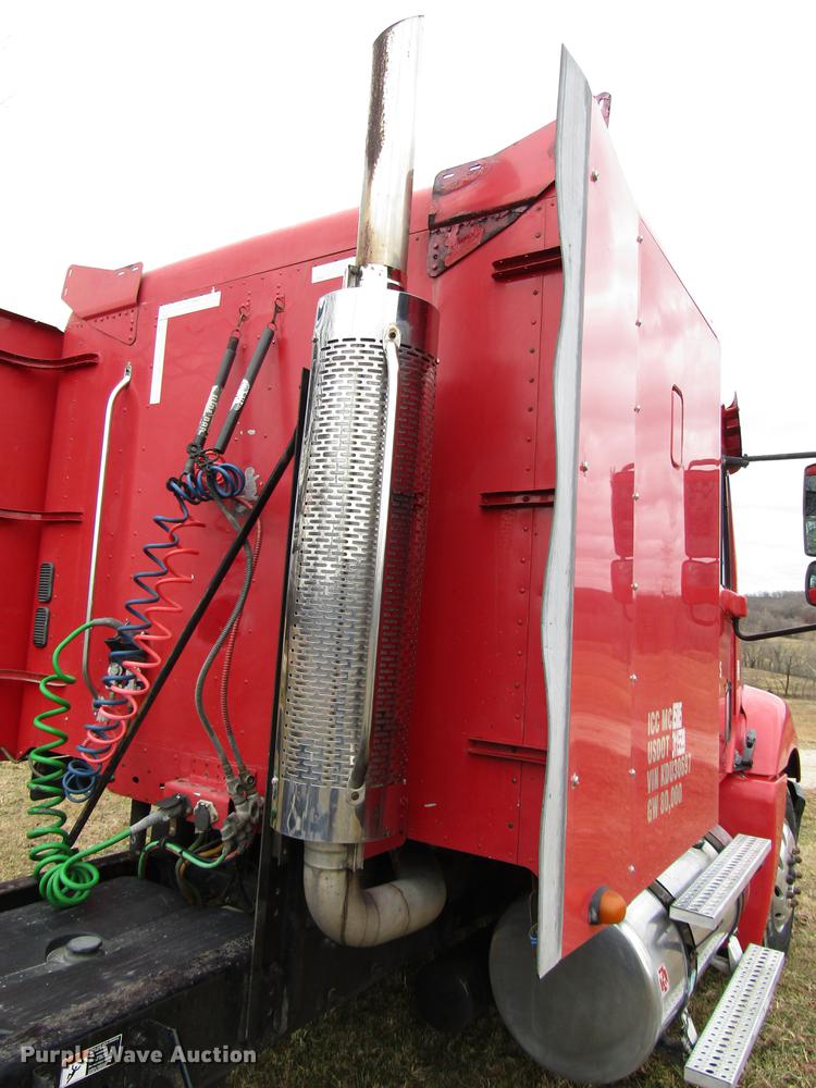 image for item DD4430 2005 Freightliner Columbia semi truck