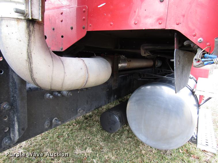 image for item DD4430 2005 Freightliner Columbia semi truck