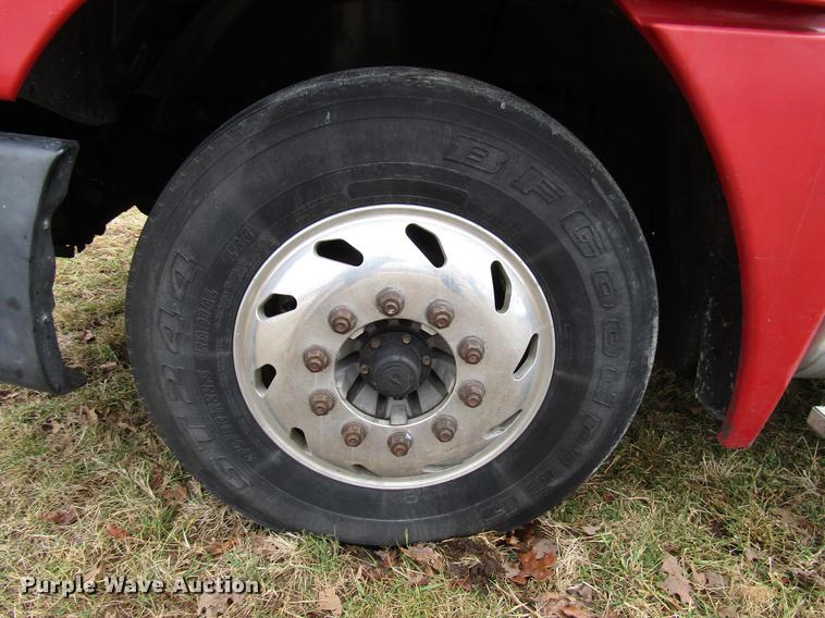 image for item DD4430 2005 Freightliner Columbia semi truck