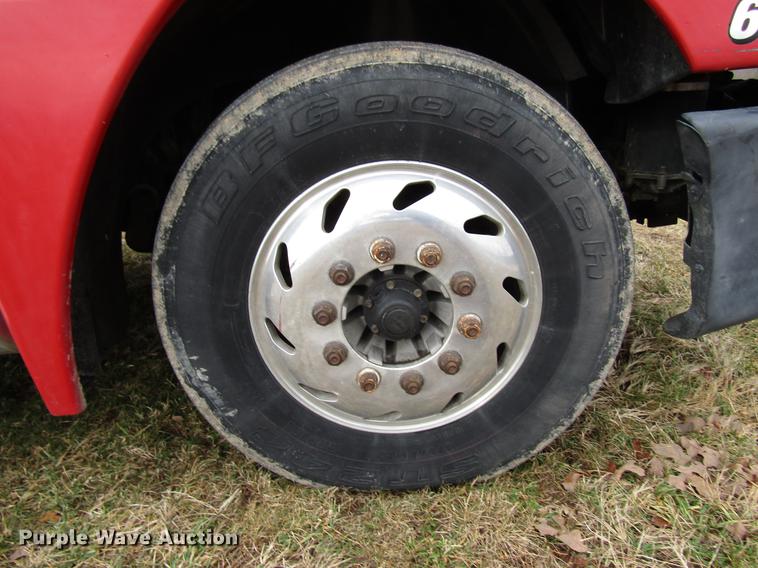 image for item DD4430 2005 Freightliner Columbia semi truck