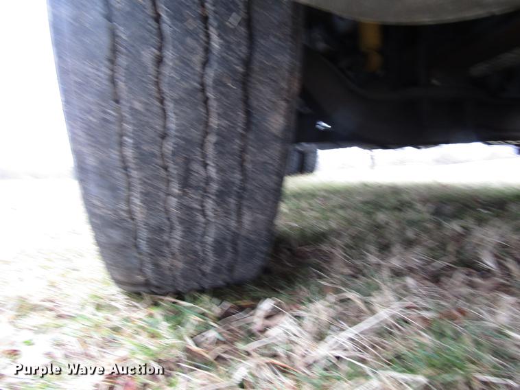 image for item DD4430 2005 Freightliner Columbia semi truck