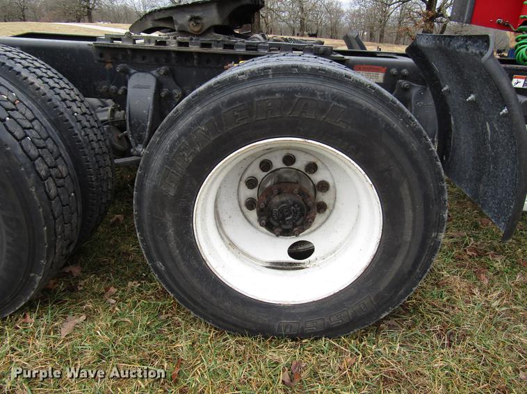 image for item DD4430 2005 Freightliner Columbia semi truck