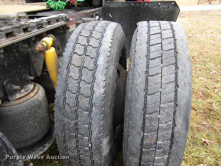 image for item DD4430 2005 Freightliner Columbia semi truck