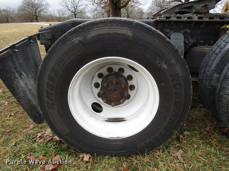 image for item DD4430 2005 Freightliner Columbia semi truck