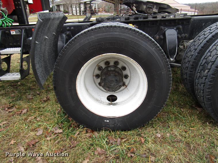 image for item DD4430 2005 Freightliner Columbia semi truck