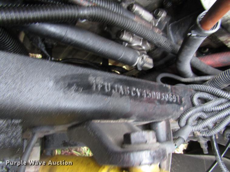 image for item DD4430 2005 Freightliner Columbia semi truck