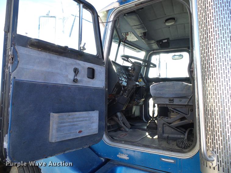 image for item DD5980 1998 Peterbilt 377 semi truck